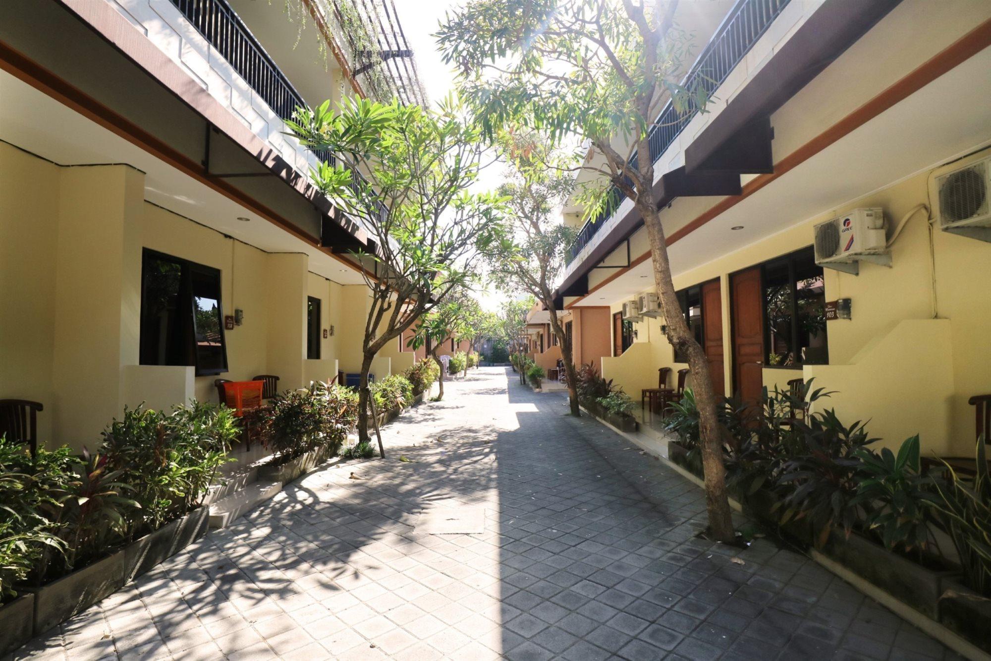Dee Mansion Hotel Denpasa Buitenkant foto