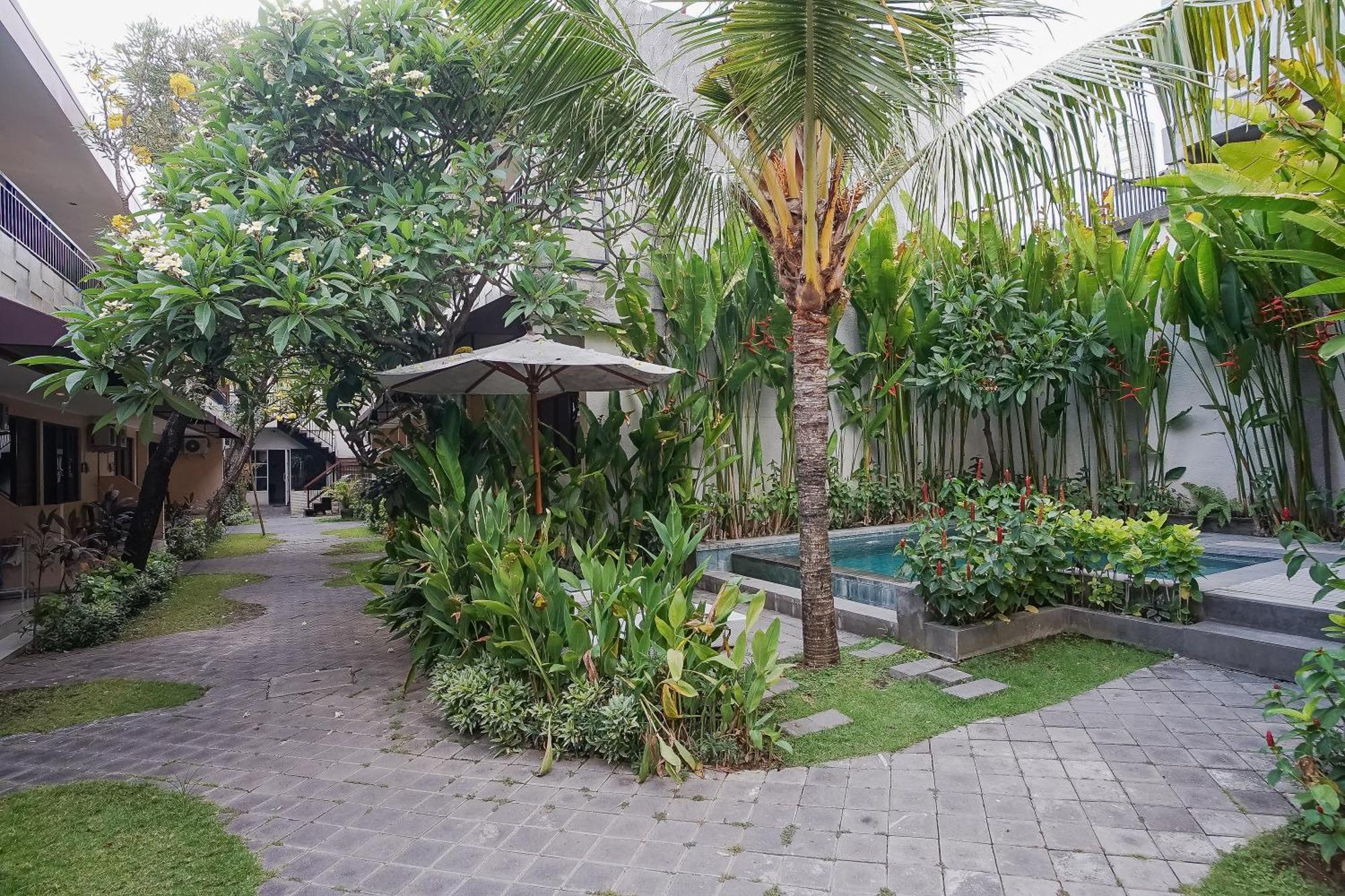 Dee Mansion Hotel Denpasa Buitenkant foto
