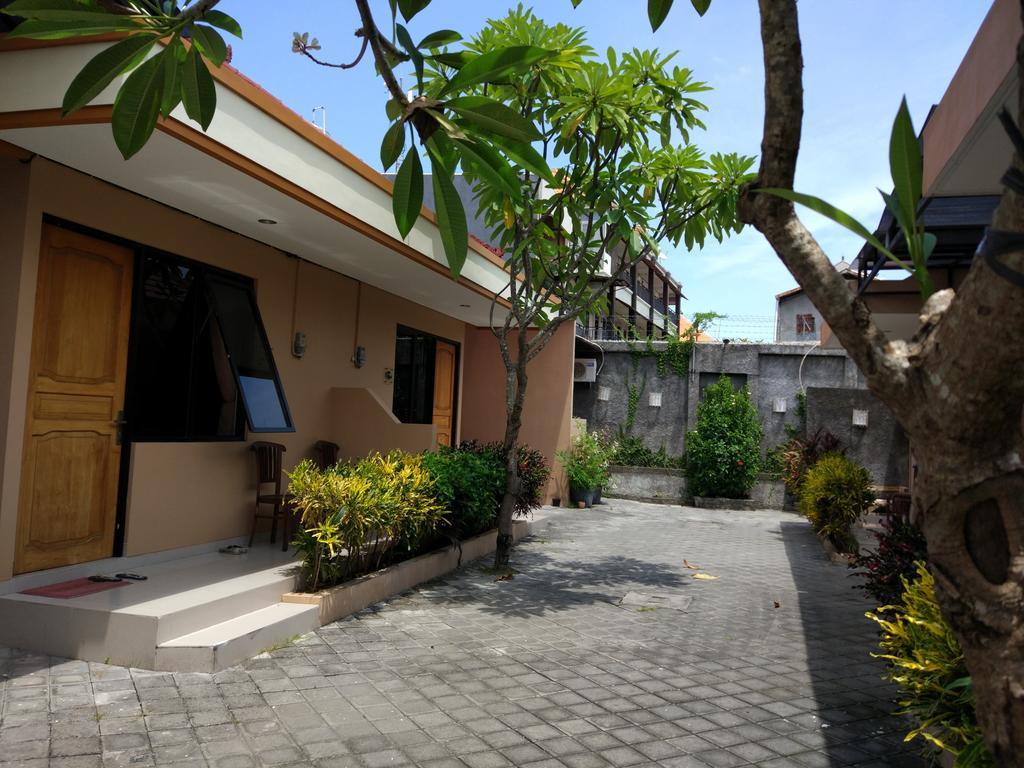 Dee Mansion Hotel Denpasa Buitenkant foto